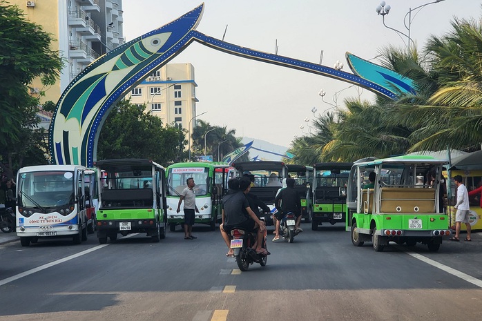 Bát nháo xe điện không phép tại điểm du lịch nổi tiếng Thanh Hóa - Ảnh 1.