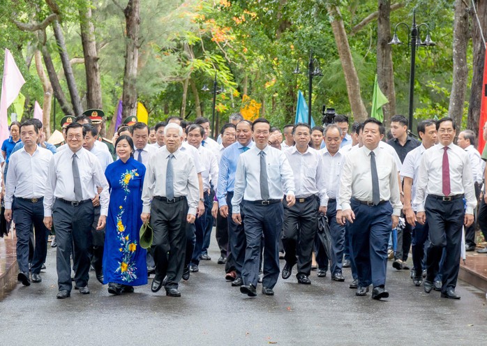 Chủ tịch nước dâng hương tưởng niệm các anh hùng liệt sĩ tại Côn Đảo - Ảnh 3.
