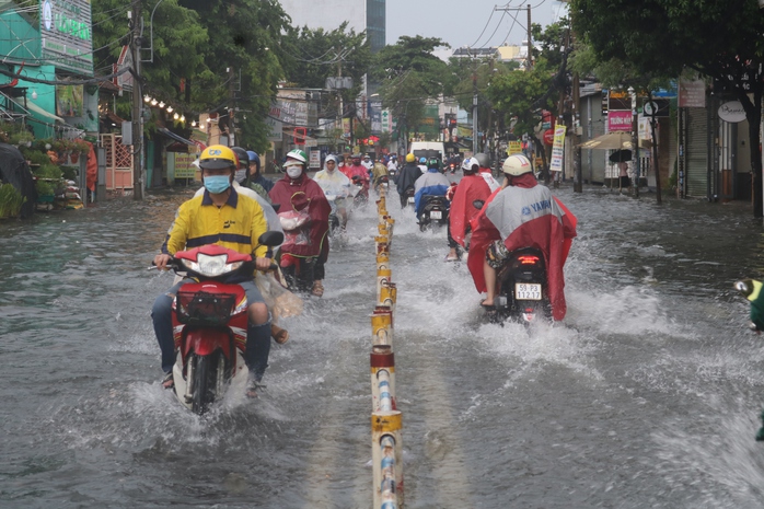 TP HCM: Mưa ngập khắp nơi, người và xe bơi về nhà - Ảnh 9.