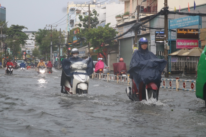 TP HCM: Mưa ngập khắp nơi, người và xe bơi về nhà - Ảnh 11.