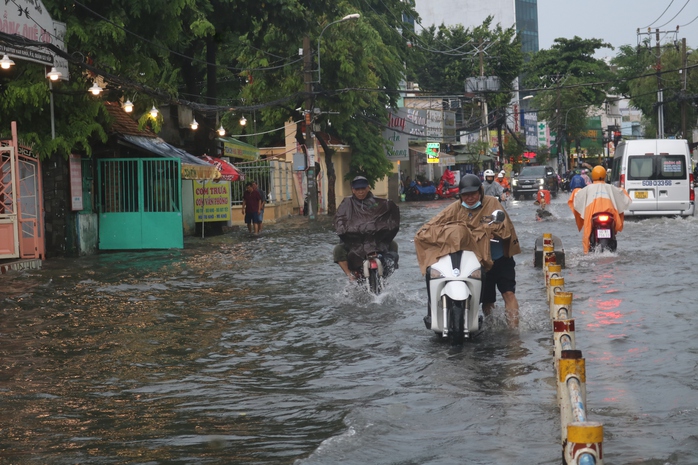 TP HCM: Mưa ngập khắp nơi, người và xe bơi về nhà - Ảnh 13.