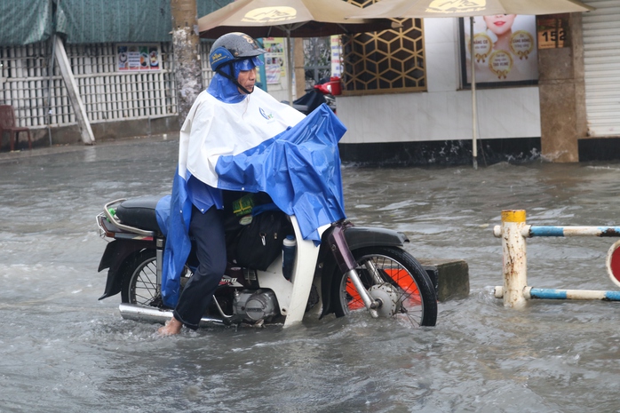 TP HCM: Mưa ngập khắp nơi, người và xe bơi về nhà - Ảnh 4.