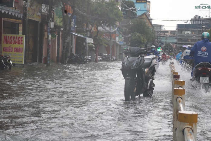 TP HCM: Mưa ngập khắp nơi, người và xe bơi về nhà - Ảnh 8.