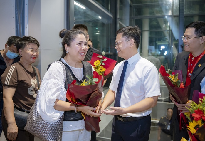 Du khách trên chuyến bay quốc tế đầu tiên đến Huế được chào đón đặc biệt - Ảnh 1.