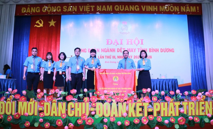 Bà Đặng Thị Kim Chi tái đắc cử Chủ tịch Công đoàn ngành Dệt May tỉnh Bình Dương - Ảnh 1.