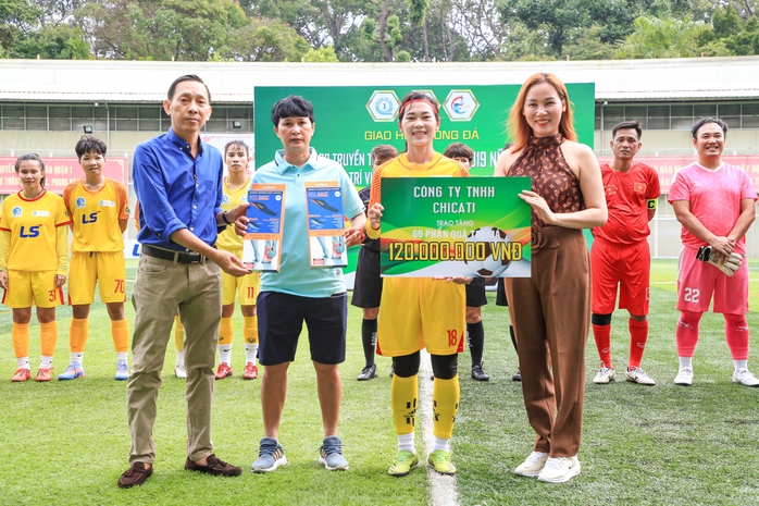 U19 nữ TP HCM giao lưu với cựu tuyển thủ, nhận các phần quà bất ngờ trước Giải U19 toàn quốc - Ảnh 1.