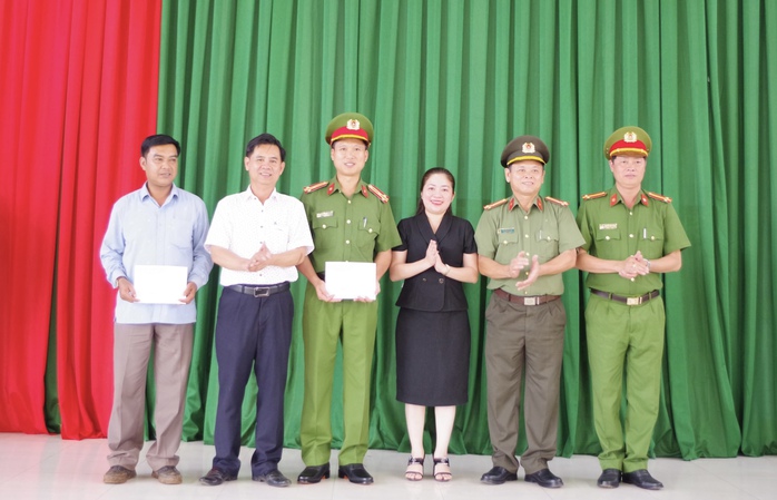 Thưởng nóng 5 người dân và các đơn vị bắt giữ 3 đối tượng truy nã đặc biệt ở Đắk Lắk - Ảnh 5.