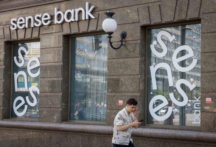 Ukraine quốc hữu hóa ngân hàng có vốn Nga - Ảnh 1.
