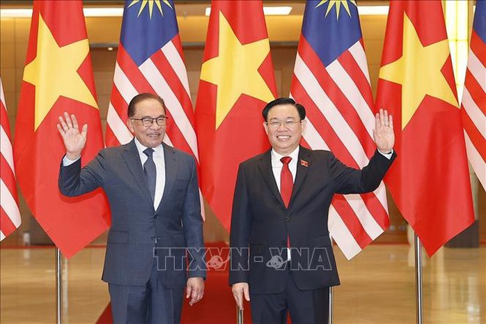 Chủ tịch Quốc hội Vương Đình Huệ hội kiến Thủ tướng Malaysia - Ảnh 3.