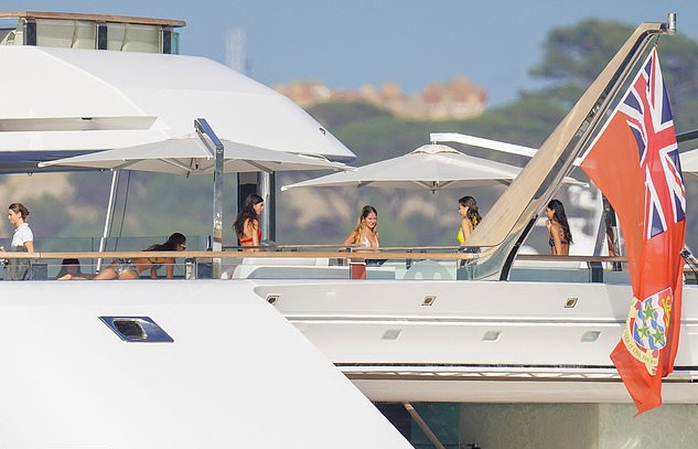 Leonardo DiCaprio và Tobey Maguire “du hí” bên dàn mỹ nhân bikini - Ảnh 3. tỷ lệ kèo nhà cái malaysia và Tobey Maguire “du hí” bên dàn mỹ nhân bikini - Ảnh 3.