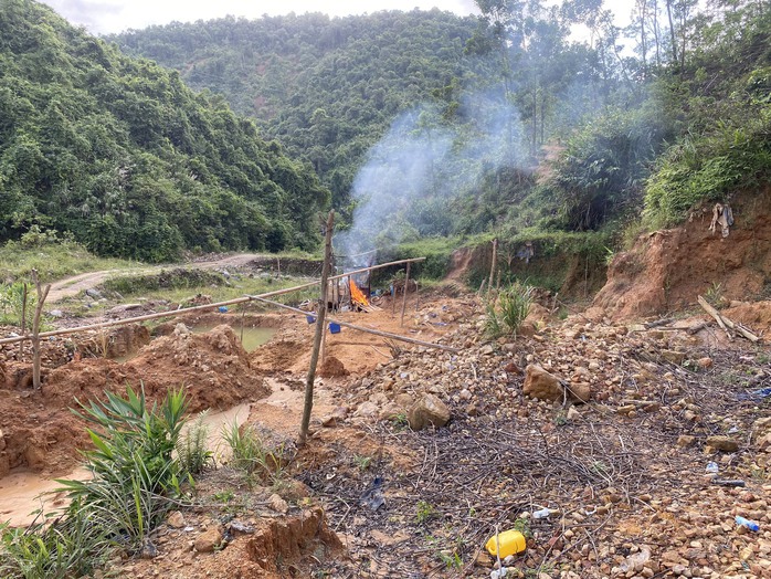 Truy quét vàng tặc, triệu tập người đòi đánh phóng viên - Ảnh 4.