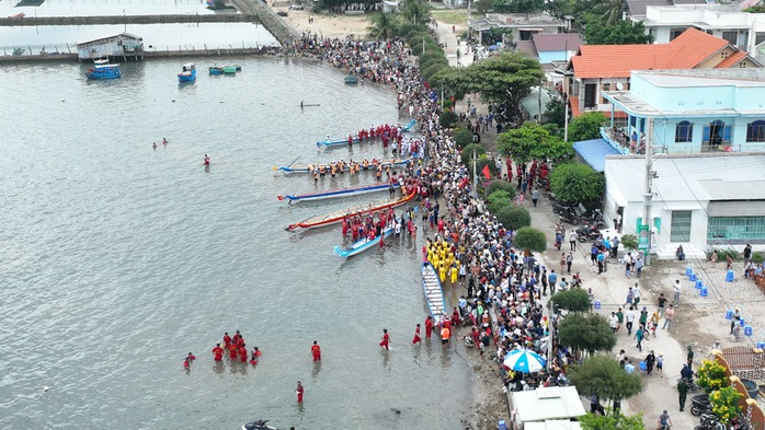 Hơn 300 vận động viên tham gia giải đua thuyền rồng truyền thống Đầm Nại - Ảnh 1.