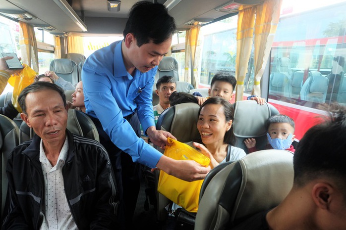 Hơn 23 tỉ đồng thực hiện “Chuyến xe Công đoàn” cho công nhân Đà Nẵng - Ảnh 1.