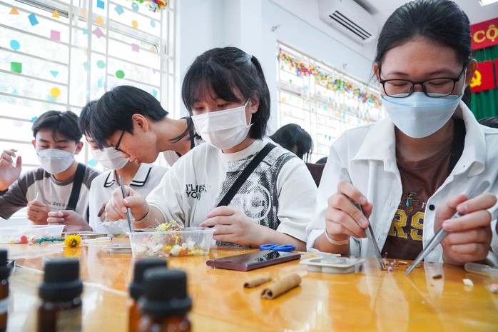 Học trò làm sáp thơm gây quỹ cho trẻ em là nạn nhân chất độc da cam - Ảnh 6.