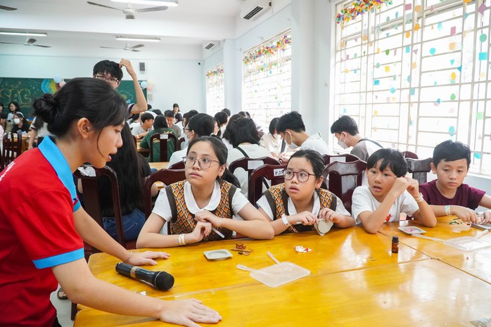 Học trò làm sáp thơm gây quỹ cho trẻ em là nạn nhân chất độc da cam - Ảnh 5.