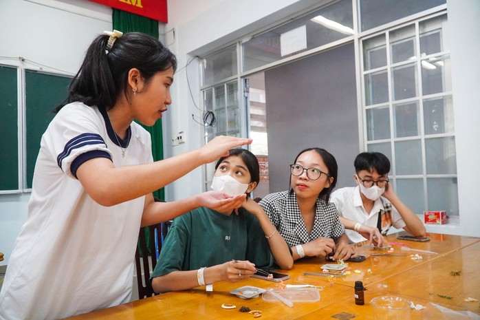 Học trò làm sáp thơm gây quỹ cho trẻ em là nạn nhân chất độc da cam - Ảnh 14.