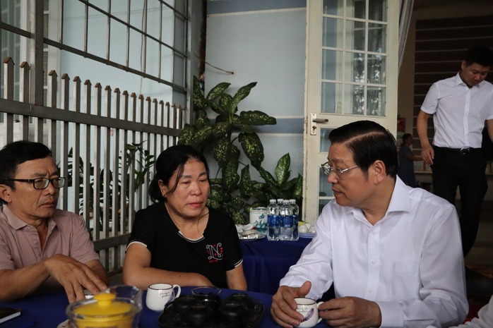 Trưởng Ban Nội chính Trung ương thăm hỏi gia đình các liệt sĩ trong vụ khủng bố ở Đắk Lắk - Ảnh 2.