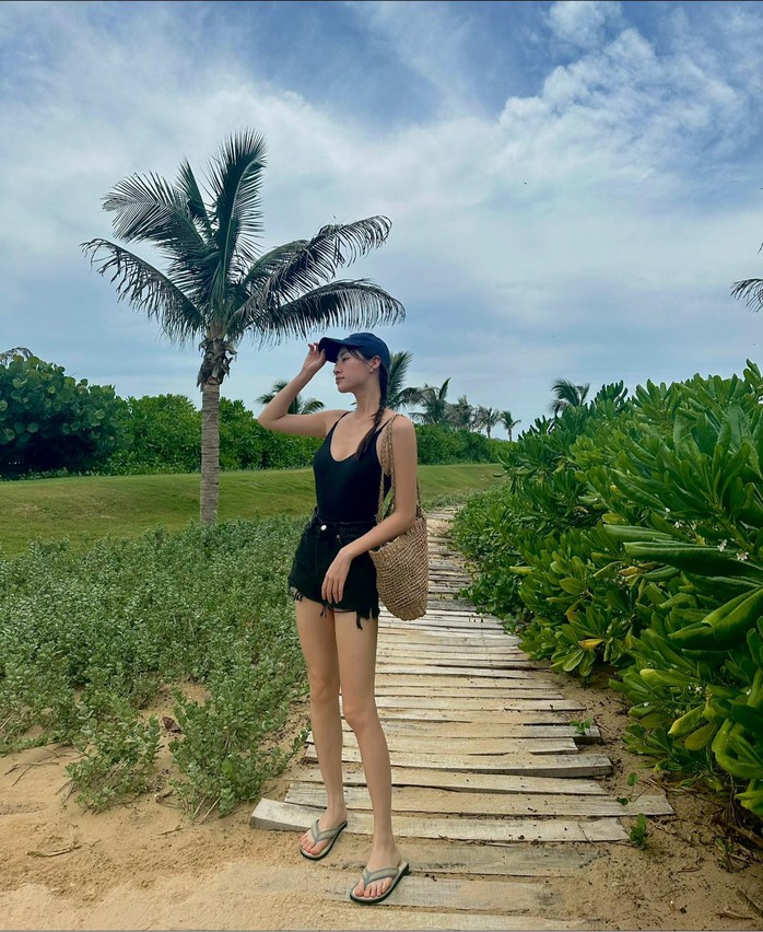 Loạt mỹ nhân Việt quyến rũ trước biển - Ảnh 9. Loạt mỹ nhân Việt quyến rũ trước biển - Ảnh 9.