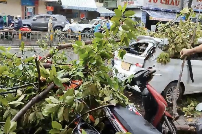 Clip: Ô tô và hàng loạt xe máy gánh họa trên trời - Ảnh 1.