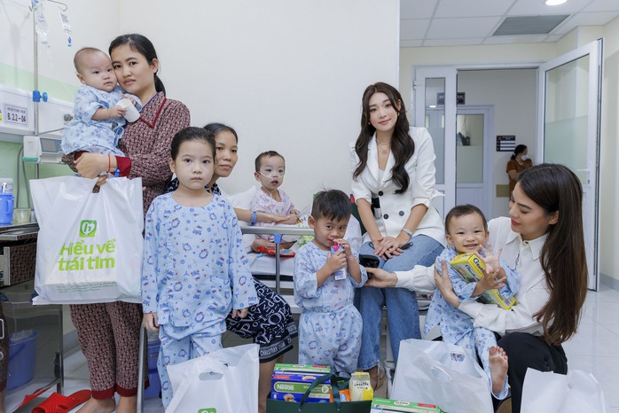 Hoa hậu Mina Sue Choi bật khóc khi thăm Viện tim - Ảnh 3.