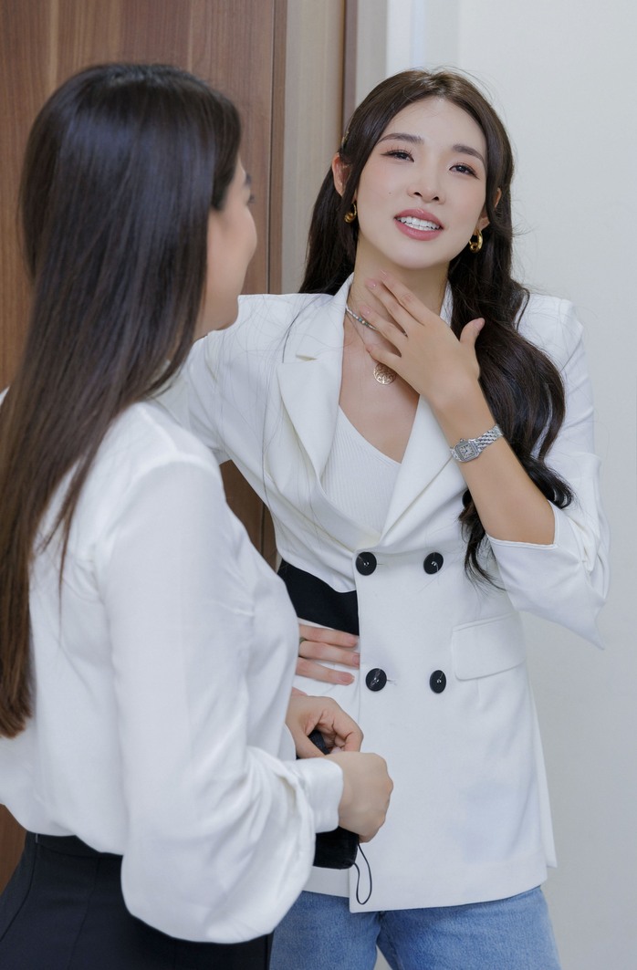 Hoa hậu Mina Sue Choi bật khóc khi thăm Viện tim - Ảnh 1.