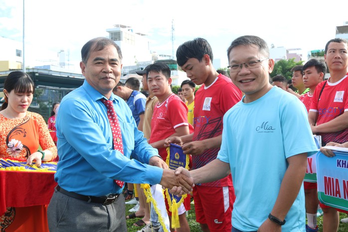 Hơn 400 vận động viên tham gia giải bóng đá Công đoàn Nha Trang - Ảnh 3.