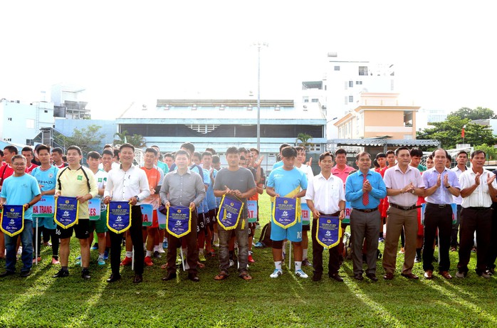 Hơn 400 vận động viên tham gia giải bóng đá Công đoàn Nha Trang - Ảnh 2.