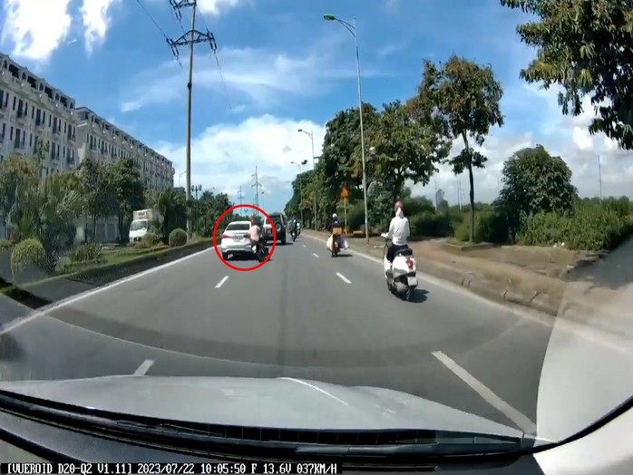 CLIP: Tài xế ôtô nghi chèn ép khiến người đi xe máy ngã ra đường - Ảnh 3.