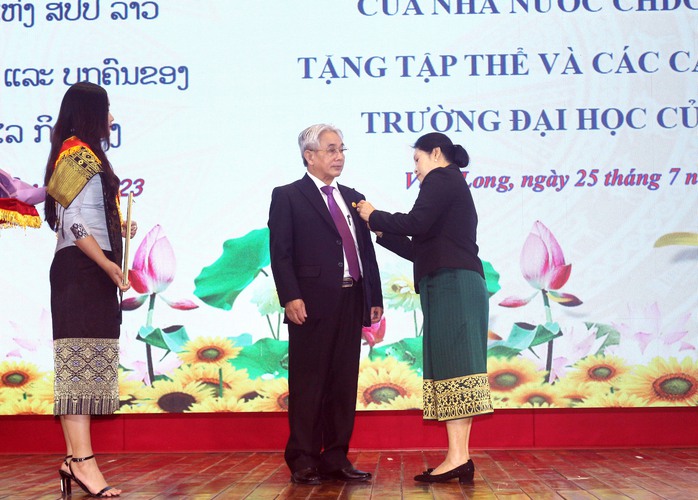 Trường ĐH Cửu Long nhận phần thưởng cao quý từ Lào - Ảnh 4.