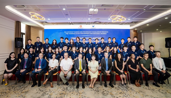 Vingroup trao 120 tỉ đồng học bổng khoa học công nghệ năm 2023 - Ảnh 1. Vingroup trao 120 tỉ đồng học bổng khoa học công nghệ năm 2023 - Ảnh 1.