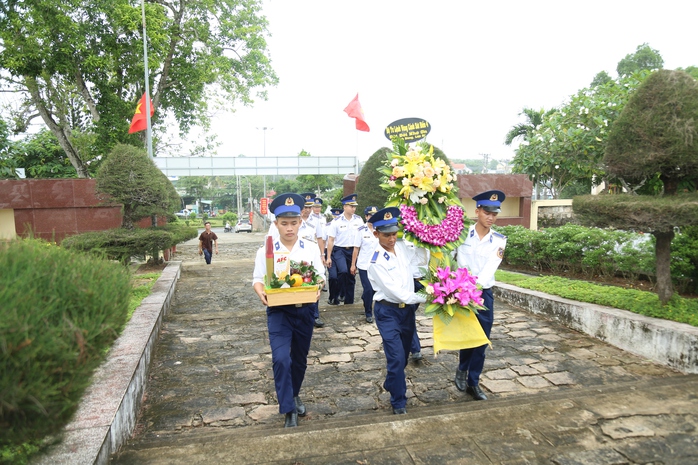 Vùng Cảnh sát biển 4 tri ân các anh hùng liệt sỹ trên vùng biển Tây Nam - Ảnh 3.