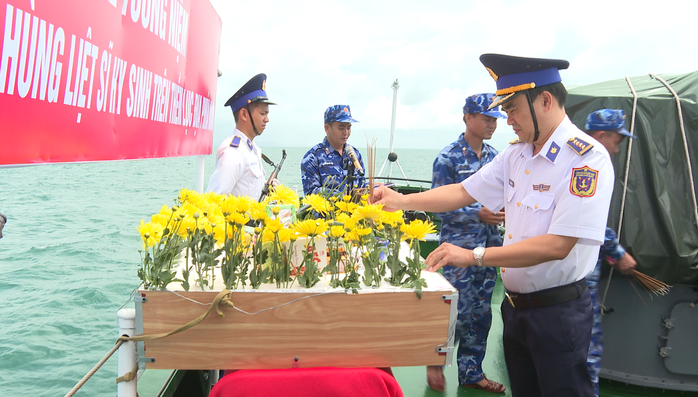 Vùng Cảnh sát biển 4 tri ân các anh hùng liệt sỹ trên vùng biển Tây Nam - Ảnh 5.