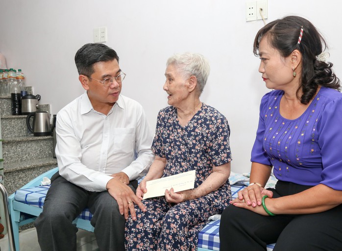 Lãnh đạo TP HCM thăm người có công, gia đình chính sách - Ảnh 3.