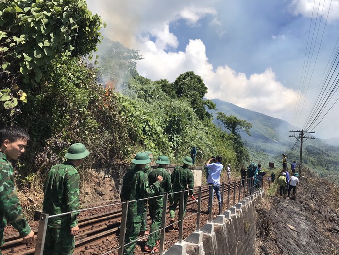 150 người phối hợp chữa cháy tại rừng Nam Hải Vân - Ảnh 2.