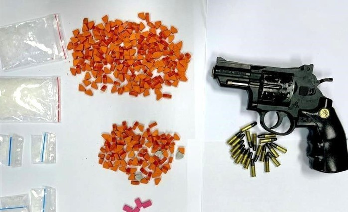 Thu giữ súng đạn từ nhóm bán ma túy, đòi nợ thuê tại Đà Nẵng - Ảnh 2.