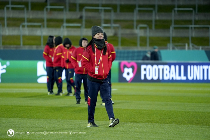 Đội tuyển nữ Việt Nam làm quen sân đấu chính thức với tuyển Bồ Đào Nha - Ảnh 4.