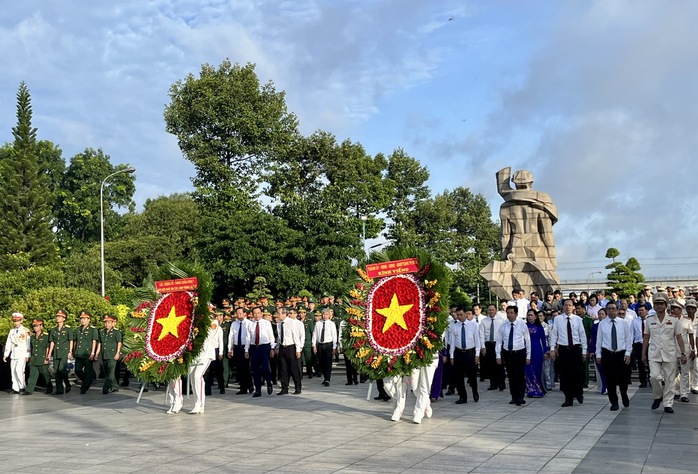 Lãnh đạo TP HCM dâng hoa, dâng hương tưởng niệm các anh hùng liệt sĩ - Ảnh 2.