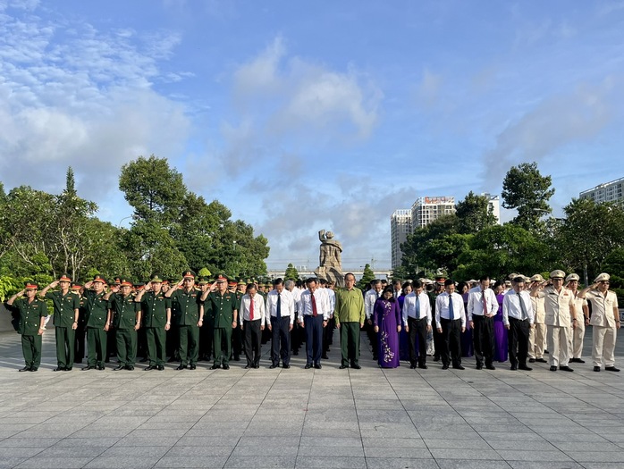 Lãnh đạo TP HCM dâng hoa, dâng hương tưởng niệm các anh hùng liệt sĩ - Ảnh 3.