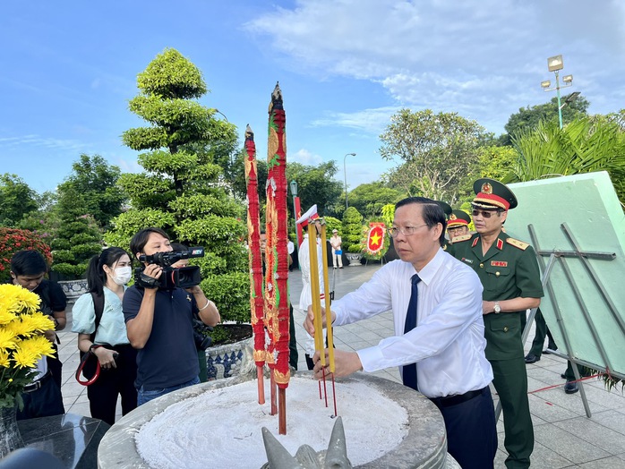 Lãnh đạo TP HCM dâng hoa, dâng hương tưởng niệm các anh hùng liệt sĩ - Ảnh 5.