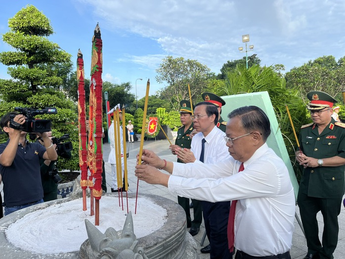 Lãnh đạo TP HCM dâng hoa, dâng hương tưởng niệm các anh hùng liệt sĩ - Ảnh 6.