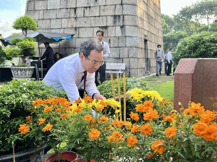Lãnh đạo TP HCM dâng hoa, dâng hương tưởng niệm các anh hùng liệt sĩ - Ảnh 7.