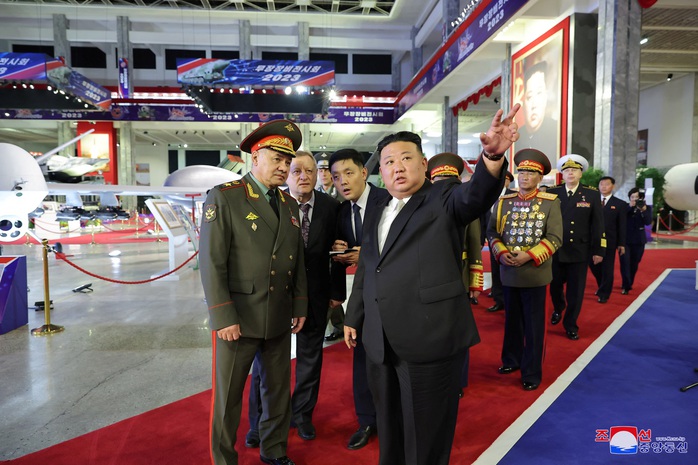 Lãnh đạo Triều Tiên tiết lộ tên lửa xịn với Bộ trưởng Quốc phòng Nga - Ảnh 1.
