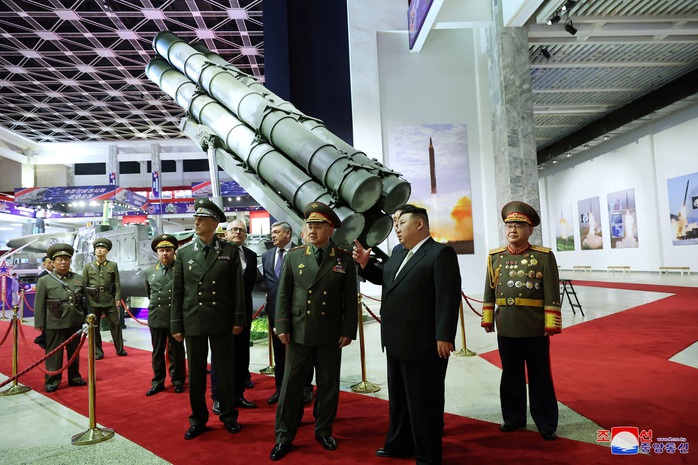 Lãnh đạo Triều Tiên tiết lộ tên lửa xịn với Bộ trưởng Quốc phòng Nga - Ảnh 2.