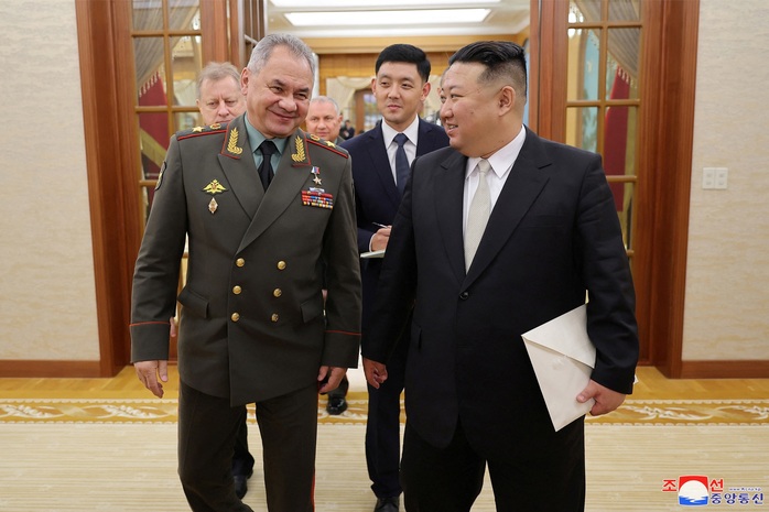 Lãnh đạo Triều Tiên tiết lộ tên lửa xịn với Bộ trưởng Quốc phòng Nga - Ảnh 3.