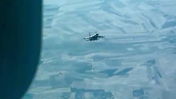 Máy bay Nga, Mỹ liên tục chạm trán trên bầu trời Syria - Ảnh 1.