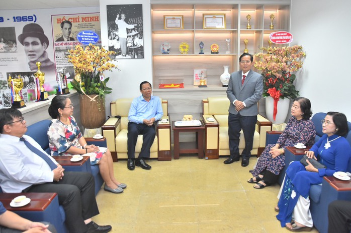 Chủ tịch Phan Văn Mãi đến thăm, chúc mừng Báo Người Lao Động nhân tuổi 48 - Ảnh 5.