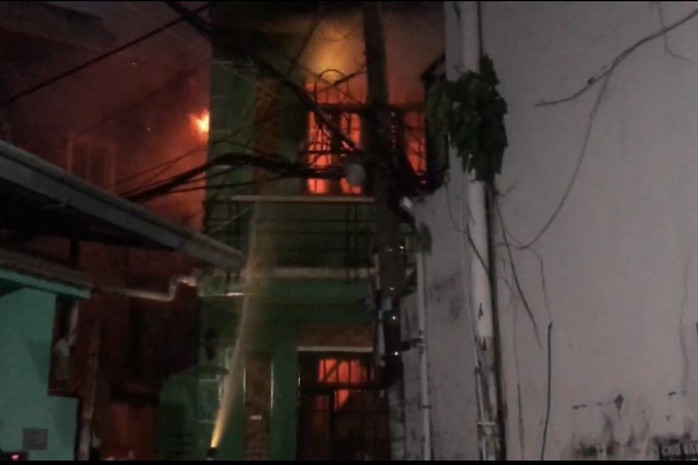 Khống chế ngọn lửa tại căn nhà 2 tầng nằm sâu trong hẻm ở quận Gò Vấp - Ảnh 1.