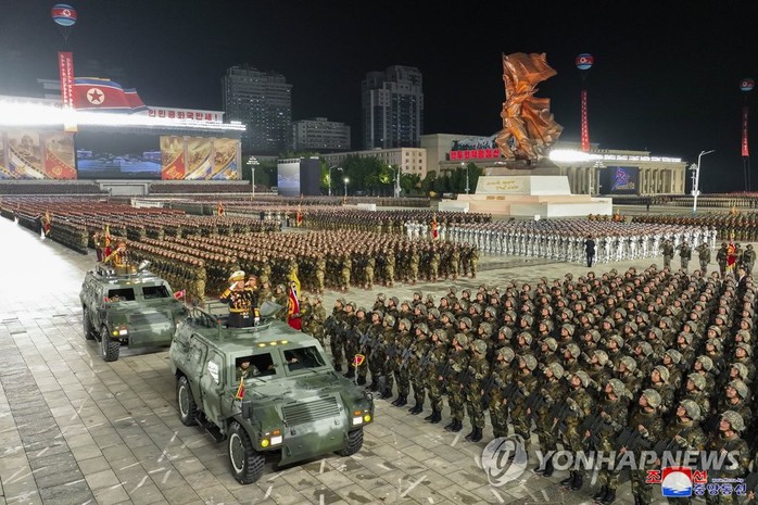 Triều Tiên ra mắt vũ khí tối tân trong cuộc duyệt binh - Ảnh 3.