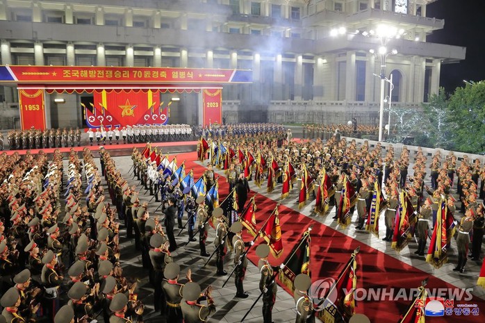 Triều Tiên ra mắt vũ khí tối tân trong cuộc duyệt binh - Ảnh 6.
