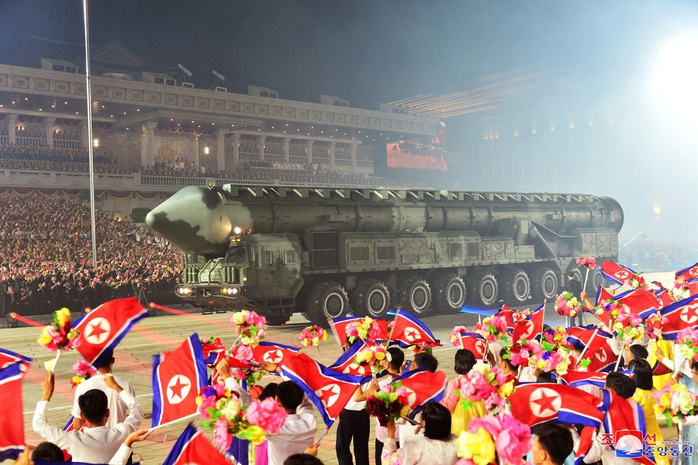 Triều Tiên ra mắt vũ khí tối tân trong cuộc duyệt binh - Ảnh 8.